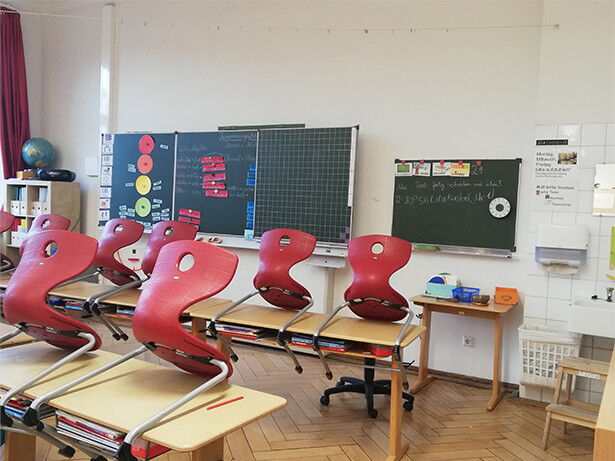 Einblick in ein leeres Klassenzimmer