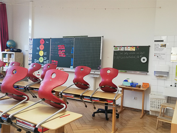 Einblick in ein leeres Klassenzimmer
