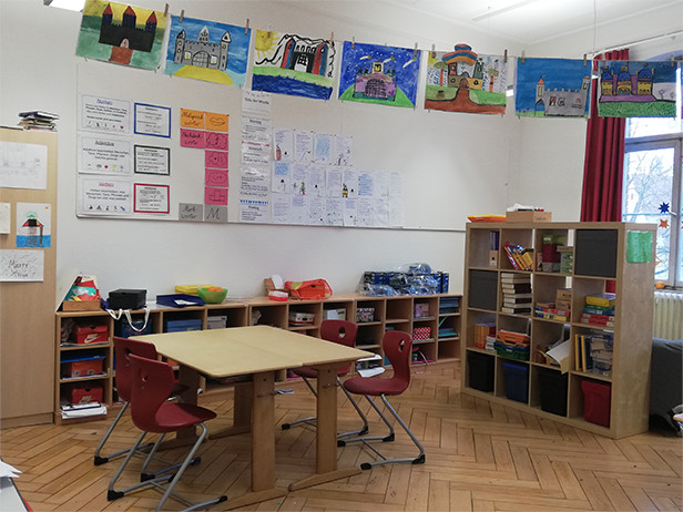 Einblick in ein Klassenzimmer mit gemalten Bildern